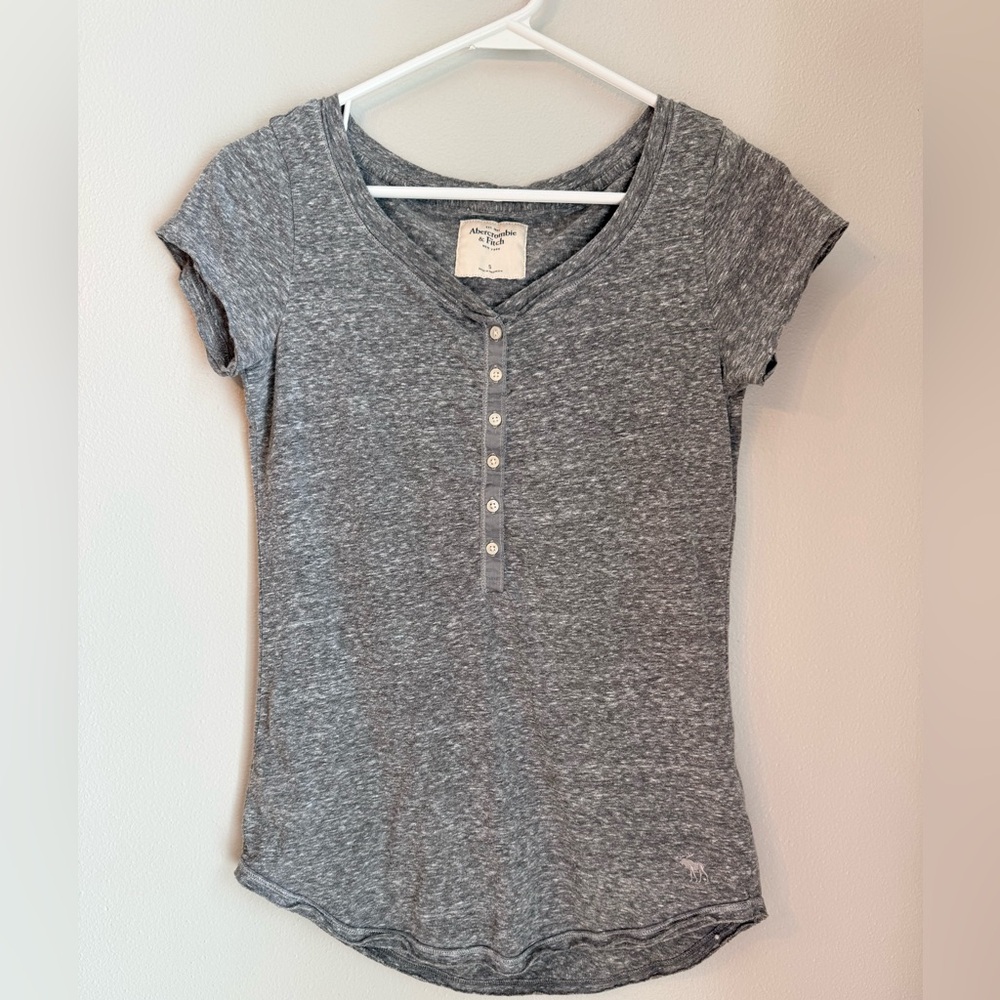 Abercrombie & Fitch Heather Gray Short Sleeve Henley Tee